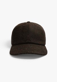 Gorra de béisbol de tweed marrón con motas coloridas, visera plana y un oscuro logo de calavera y huesos cruzados en el panel frontal. Acabado texturizado.