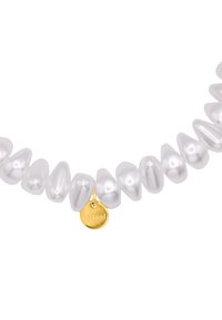Collana di perle d'acqua dolce bianche con perle di forma irregolare dalla superficie lucida, accentuata da un piccolo marchio dorato con la scritta "s.steel."