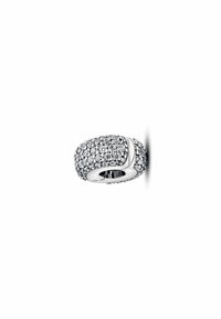 Ampio anello d'argento con numerosi piccoli gemmi rotondi trasparenti incastonati, caratterizzato da un design a curva in metallo liscio su sfondo bianco.