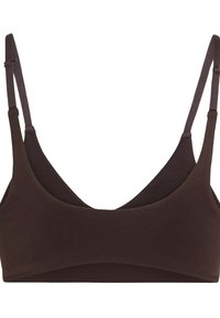 Hnedá braletka z hladkej, pružnej látky. Má tenké nastaviteľné ramienka a hlboký výstrih do V. Minimalistický dizajn bez ozdôb.