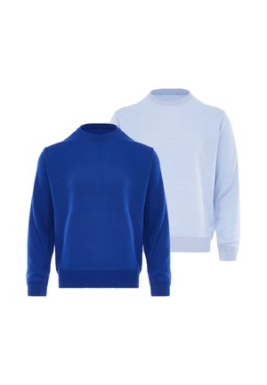 Twee effen crewneck truien met lange mouwen, één koningsblauw voor en één lichtblauw achter op een witte achtergrond.