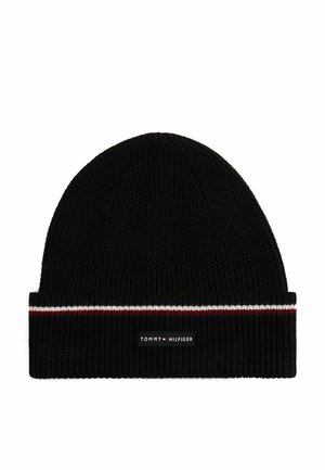 Must küllastatud must trikoobeanie, millel on volditud äär, punase ja valge triibuga aktsent ning brändi silt "TOMMY HILFIGER" ees.