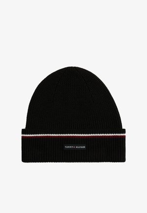 Zwarte gebreide beanie met omgeslagen rand, met een rood en wit gestreept accent en een merklabel met "TOMMY HILFIGER" aan de voorkant.
