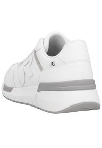 Bílé tenisky s elegantním designem, koženým materiálem, šedými akcenty a texturovanou podrážkou. Zobrazuje patu a boční profil s minimálním brandováním.