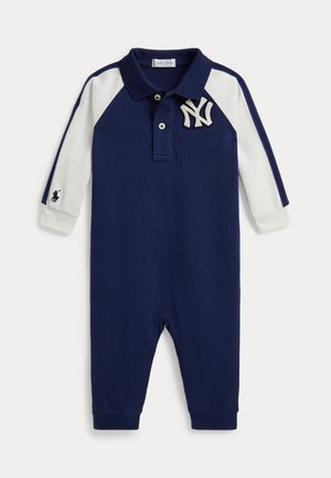 Tmavomodrý a biely dojčenský overal s dlhými rukávmi, golierom, gombíkmi, logom NY na hrudi a malým logom koňa na manžete ľavého rukáva.
