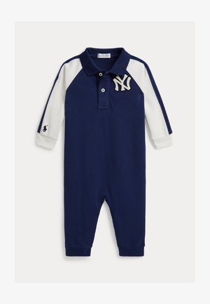 Body de bebé de manga larga en azul marino y blanco con cuello, botones, logo de NY en el pecho y pequeño logo de caballo en el puño de la manga izquierda.