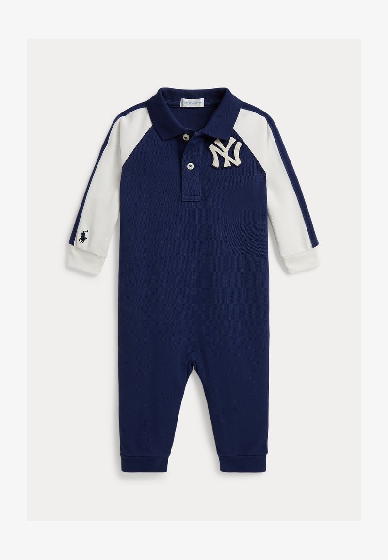 Granatowo-biały niemowlęcy body z długim rękawem, kołnierzykiem, guzikami, logo NY na piersi oraz małym logo konia na mankiecie lewej rękawiczki.