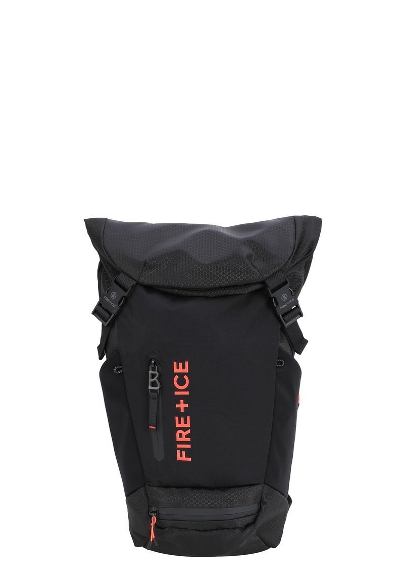 Črn nahrbtnik s heksagonalno teksturirano tkanino, zapiranjem na zvitek, svetlo oranžno logo "FIRE+ICE" ter dvema stranskima trakom. Ima žep na zadrgo na sprednji strani.