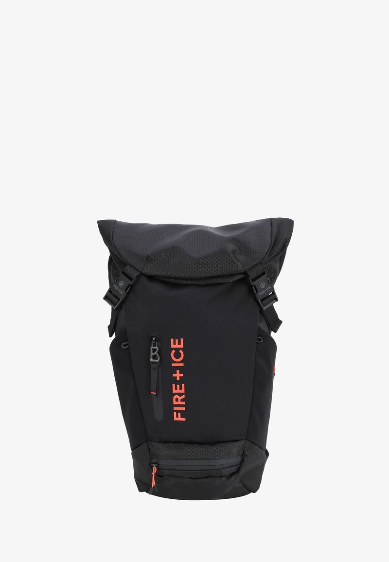 Svart ryggsäck med hexagonalt texturerad tyg, rulltoppstängning, klart orange "FIRE+ICE"-logga och dubbla sidoremmar. Har en dragkedja i framfickan.