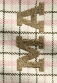 Wełniana tkanina z beżowo-różowym wzorem w kratę, z wyraźnie widocznymi, dużymi brązowymi literami "A" i "N". Widoczna fakturowana powierzchnia.