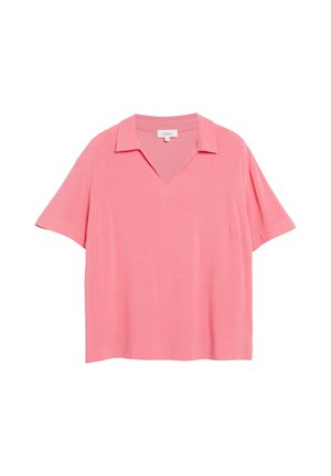 Chemise rose à manches courtes avec col, encolure en V et coupe ample, présentée sur fond blanc.