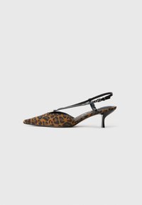 Leopárdmintás slingback cipő hegyes orral, fekete pánttal és karcsú sarokkal. Szövet anyag texturált felülettel.