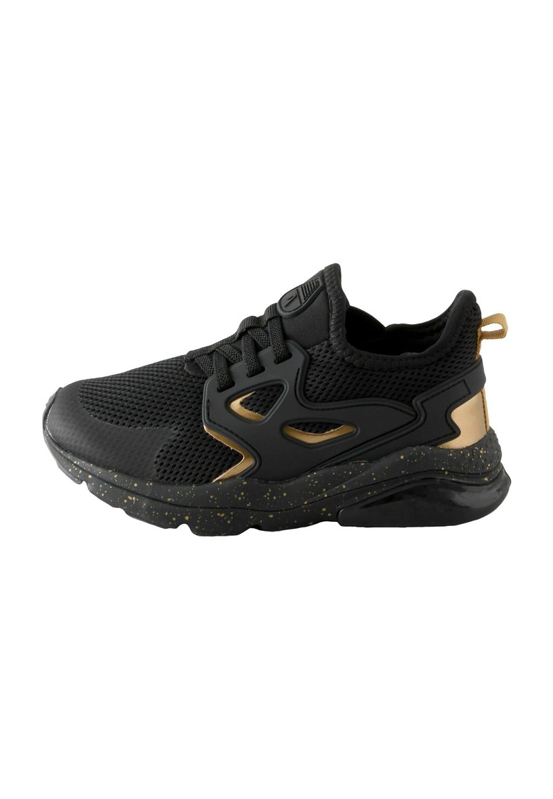 Chaussure de sport en mesh noir avec accents dorés, semelle en caoutchouc texturé et un design découpé unique sur le côté. Comprend un col rembourré et des lacets.