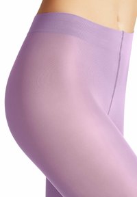 Leggings lavanda con una texture liscia e elastica, caratterizzati da un alto punto vita e dettagli sulle cuciture lungo i lati per un aspetto elegante.