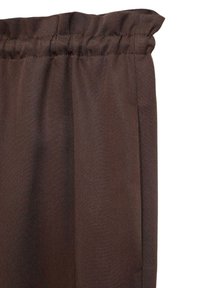 Brązowa zasłona z teksturowanej tkaniny, z marszczonym górnym wykończeniem i gładkim, prostym krojem. Kolor jest bogaty i ciemny, co dodaje ciepła.