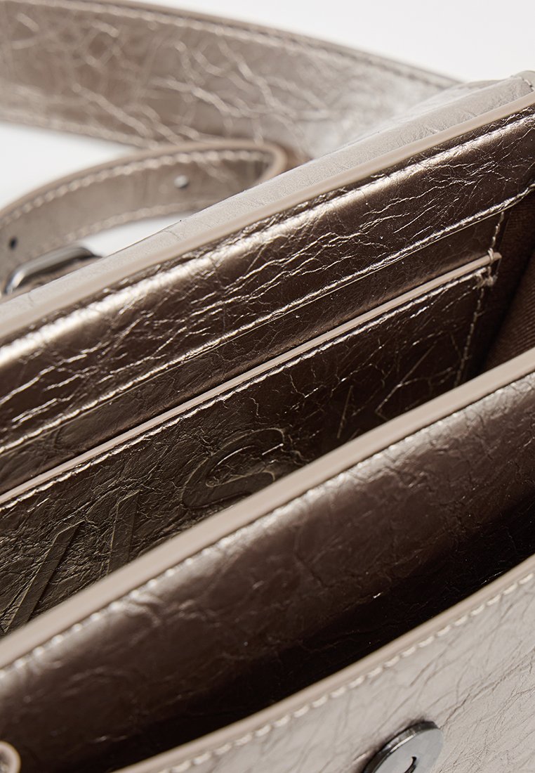 Metallisch braune Handtasche mit zerknitterter Textur, mehreren Innenfächern und einem eleganten Riemen. Verfügt über einen glatten Verschluss mit einem runden Knopf.
