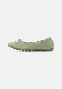 Ballerines en daim vert avec un bout arrondi et un nœud décoratif. Tige texturée et semelle en caoutchouc flexible avec des crampons de traction.