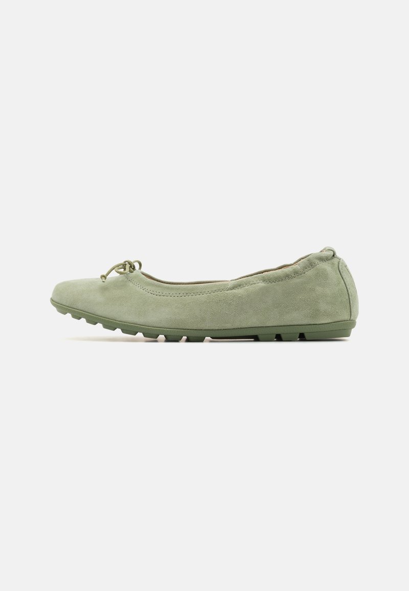 Ballerines en daim vert avec un bout arrondi et un nœud décoratif. Tige texturée et semelle en caoutchouc flexible avec des crampons de traction.