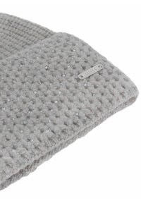 Szara, dziana czapka beanie z teksturowanym wzorem, ozdobiona małymi srebrnymi detalami, z metalową metką logo przyszytą z boku.