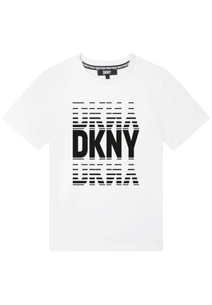 T-shirt blanc arborant un graphisme noir audacieux avec le nom de la marque "DKNY" affiché en différentes épaisseurs de ligne et orientations.