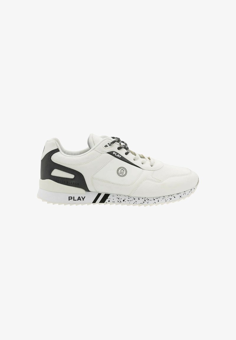 Baskets de sport blanches avec une tige en cuir texturé et en mesh ; accents noirs et marquage "PLAY" ; semelle mouchetée ; design à lacets.