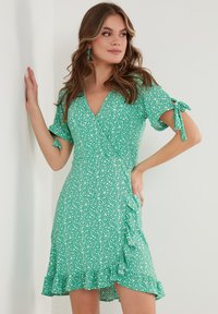 LELA FLORAL V NECK RUFFLE DETAIL MINI  - Rochie de zi - benetton color