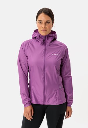 Lila Windbreaker-Jacke mit Kapuze, Reißverschluss und langen Ärmeln. Leichter Stoff und dezente Markenkennzeichnung auf der Brust.