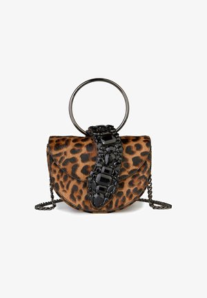 Bolso de mano de estampado de leopardo con forma redondeada, que presenta un embellecedor negro con joyas. Incluye un asa de anillo de metal y una correa de cadena.