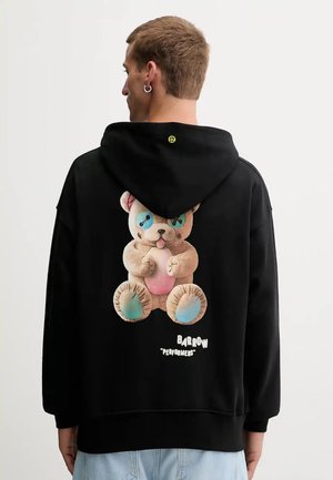 Felpa nera in cotone, con una grafica di un orsetto sul retro in colori pastello, orecchie tonde e la scritta "Barrow Performers."