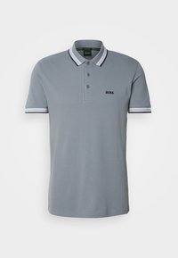 Polo gris en coton doux, avec une patte de boutonnage à deux boutons, des rayures contrastantes au col et aux manches, et un petit logo brodé.
