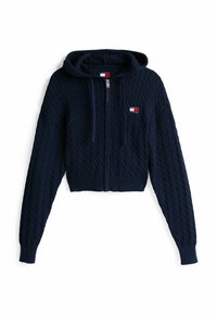 Marine gebreide hoodie met een ritssluiting aan de voorkant, voorzien van een gestructureerd kabelpatroon, geribbelde zoom en een klein merkenlogo in rood, wit en blauw.