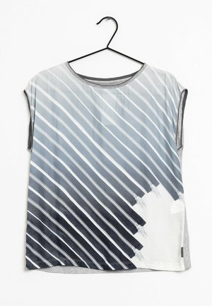 Korte mouwen shirt met diagonaal ritsmotief in grijs, zwart en wit, hangend aan een zwarte kledinghanger tegen een witte achtergrond.