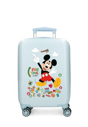 Maleta azul claro con cuatro ruedas que presenta a Mickey Mouse señalando hacia arriba, íconos coloridos relacionados con viajes y frases como "Momentos Divertidos" y "En Movimiento."