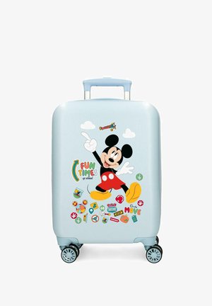 Maleta azul claro con cuatro ruedas que presenta a Mickey Mouse señalando hacia arriba, íconos coloridos relacionados con viajes y frases como "Momentos Divertidos" y "En Movimiento."