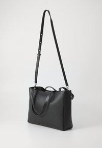Borsa a mano in pelle nera con una finitura texturizzata, doppi manici superiori, tracolla regolabile e forma rettangolare strutturata.