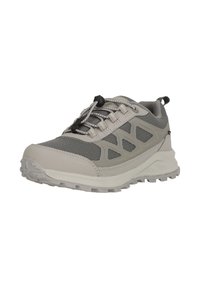 Chaussure de randonnée gris clair et beige avec panneaux en mesh, semelle épaisse et lacets à serrage rapide pour une utilisation en extérieur.