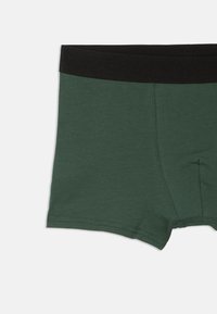 Boxer shorts verde escuro feitos de tecido macio, com um cós elástico preto e costura limpa. Sem padrões ou gráficos visíveis.
