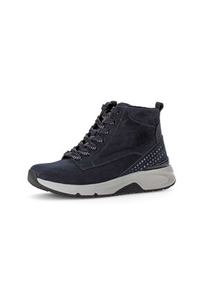 Bottes ankle en suède bleu marine foncé avec des accents à motifs, dotées d'une semelle en caoutchouc noir et d'un intercalaire gris, maintenues par des lacets noirs et blancs.