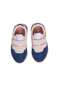 Sneaker con una combinazione di materiali blu navy, rosa chiaro, rosso e bianco. Presenta due cinturini in velcro e una suola testurizzata per una migliore aderenza.