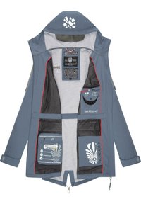 Szara kurtka z czerwonymi akcentami, licznymi kieszeniami, siateczkową podszewką, regulowanym kapturem, oznaczonymi metkami i zamkami błyskawicznymi dla bezpiecznego zamknięcia.