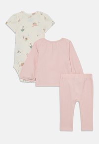 Set van drie stukken voor baby's, inclusief een crèmekleurig rompertje met pastel dierafdrukken, een roze geribbelde lange mouwtop en bijpassende legging.