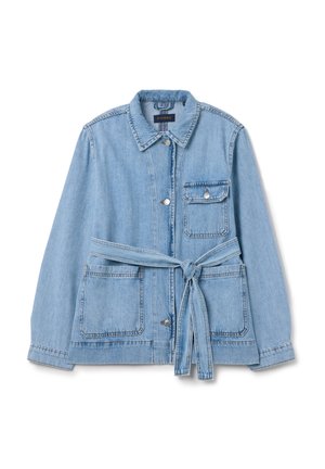 Hellblaues Denim-Jacke mit kragenförmigem Ausschnitt, Knopfleiste, langen Ärmeln, zwei vorderen Taschen und einem Bindegürtel in der Taille.