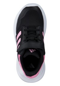 Czarne buty sportowe z różowymi akcentami, siateczkowa cholewka i biała podeszwa środkowa. Posiadają rzepy i sznurówki dla pewnego dopasowania.