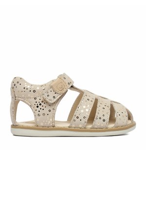 Beige Kleinkind-Sandale mit mehreren Riemen, goldenem Punktemuster, Klettverschluss am Knöchel und weicher weißer Sohle.