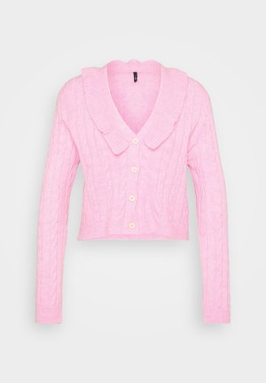 Cardigan court rose avec un design en maille torsadée, poignets côtelés, col à volants et cinq boutons crème sur le devant. Texture douce.