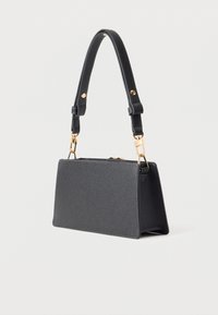 Μαύρη τσάντα ώμου από υφή δέρματος με χρυσά μεταλλικά στοιχεία, ορθογώνιο σχήμα και ρυθμιζόμενο λουράκι, σε απλό λευκό φόντο.