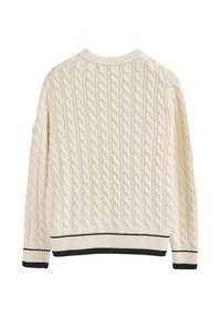 Kabelstrickpullover, cremeweißer Stoff, runder Halsauschnitt, gerippte Bündchen und Saum mit marineblauen Streifen, der ein strukturiertes Muster aufweist.