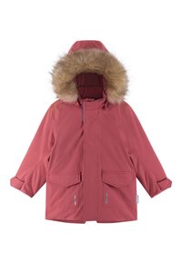 Cappotto impermeabile rosa con cappuccio staccabile foderato in pelliccia, due tasche frontali con pattina e polsini arrotolati con dettagli riflettenti.