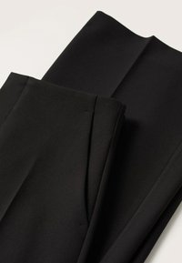 Zwarte broek van gladde stof, met een rechte snit, gestructureerde plooien en schone lijnen zonder zichtbare hardware of patronen.