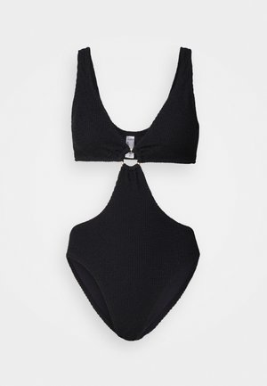 Zwarte bikini set met een textuurstof, diepe V-halslijn en een centrale gouden ringdetail dat de top en bottom verbindt.